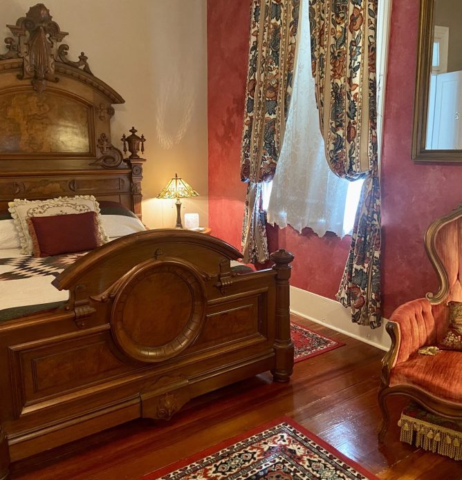 Antique-filled bed and breakfast in Summerville